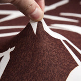 Demonstration du tissu elastique de notre housse de canape angle bi extensible marron