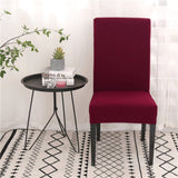 Housse de chaise bordeaux dans une decoration de salon
