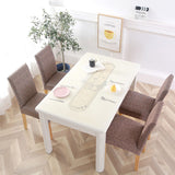 4 housses de chaises en tissu marron dans une decoration de salle a manger