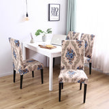 Housses de chaises vintages beiges autour d une table de cuisine