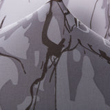 Demonstration de l'elasticite du textile de notre housse de coussin argentee