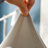 Demonstration de l'elasticite du textile de notre housse de coussin dehoussable