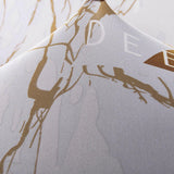 Demonstration de l'elasticite du textile de notre housse de coussin dore or