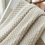 Couverture en laine tricotee beige