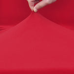 Demonstration du tissu elastique de notre housse de chaise rouge