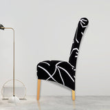 Housse de chaise xl grande taille noir et blanc dans une decoration de salon