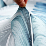 Demonstration de l'elasticite du textile de notre housse de coussin nature bleu