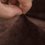 Démonstration du textile extensible de notre housse de coussin en velours marron chocolat
