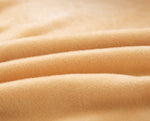 Tissu elastique et doux de notre housse de canape en velours beige
